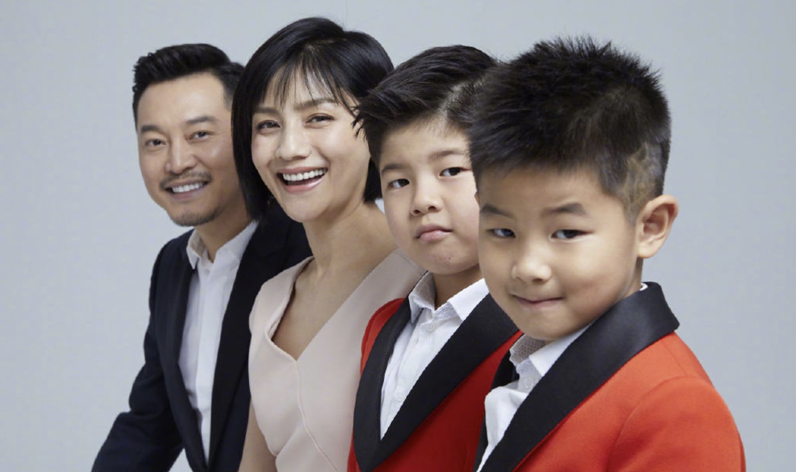 沙溢曬證件照慶祝結婚十週年，曾在婚禮現場穿婚紗熱舞太經典