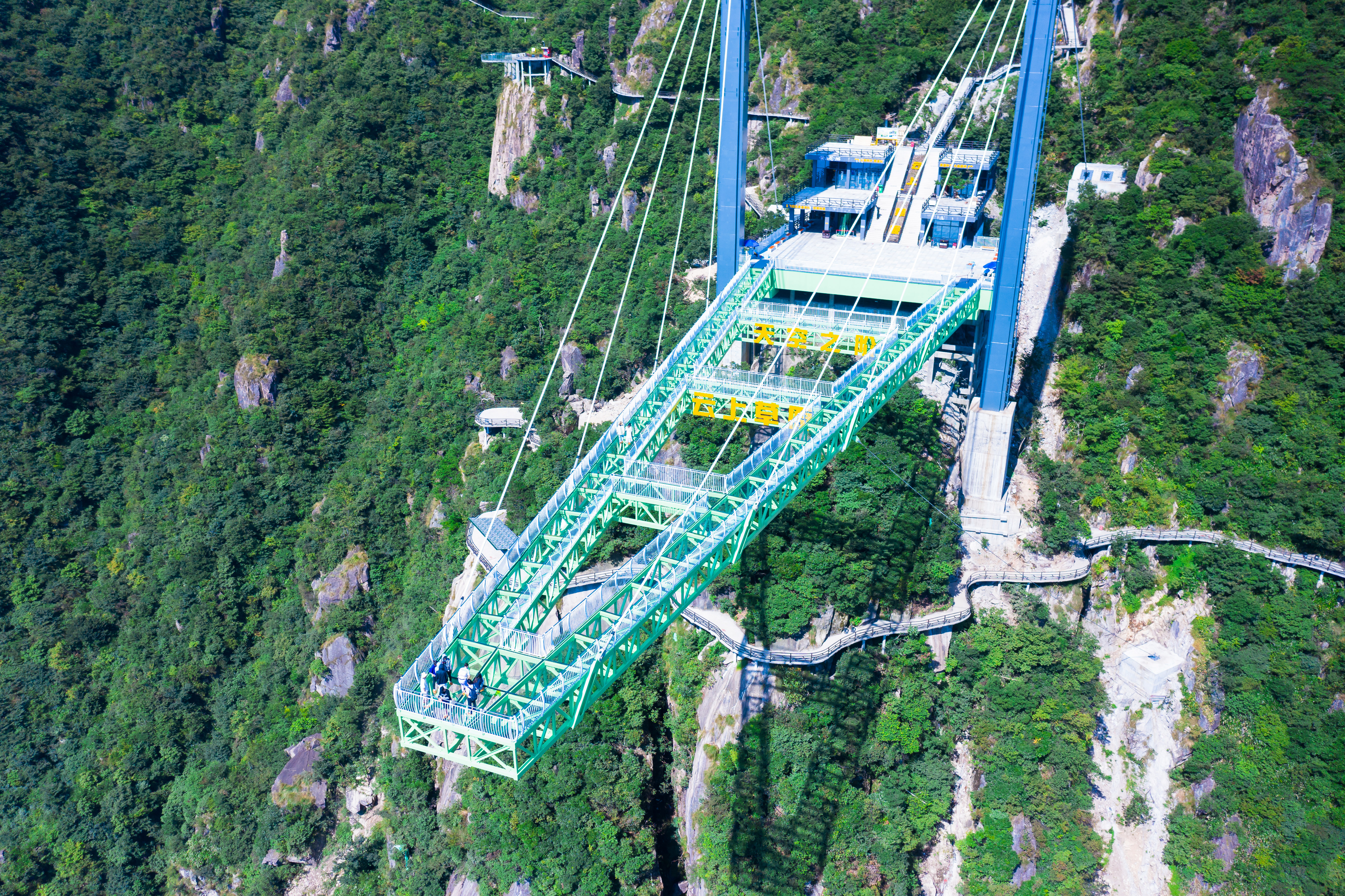 之阶是形状类似于字母a的一座悬空玻璃桥,而得益于安吉云上草原的海拔