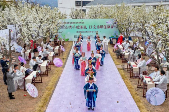 四川省雅安市：以花为媒 以诗会友 首届梨园诗会在汉源举办