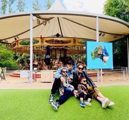 周杰倫女兒學習小提琴，長捲髮淑女樣超可愛，房間佈置豪華溫馨