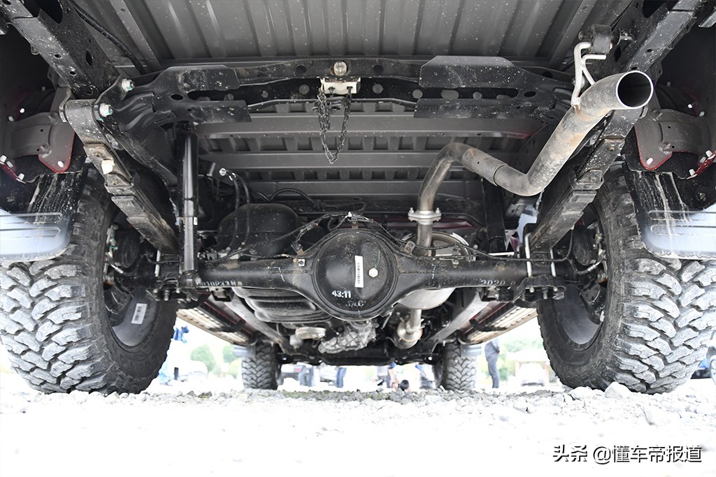 新车霸气外观乘用化内饰试驾江淮悍途皮卡