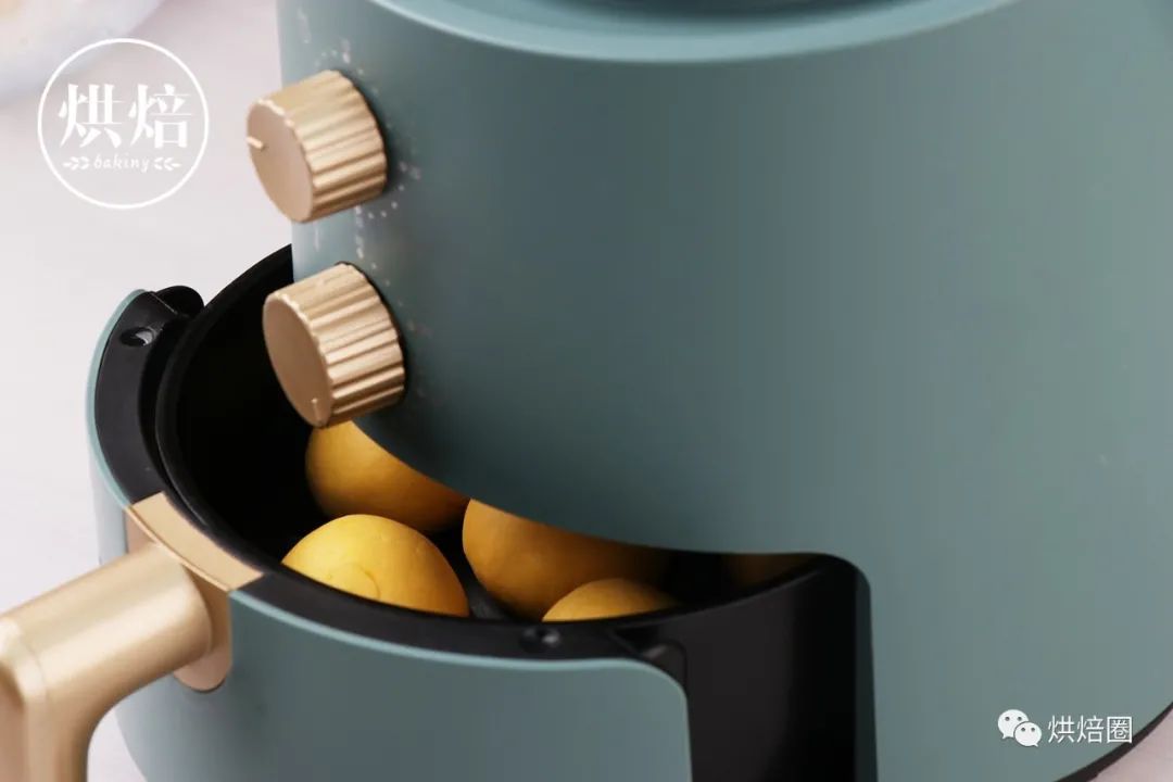 无油脆皮南瓜球 脆脆的淡黄色外衣 里面糯糯的能拉丝 巨好吃