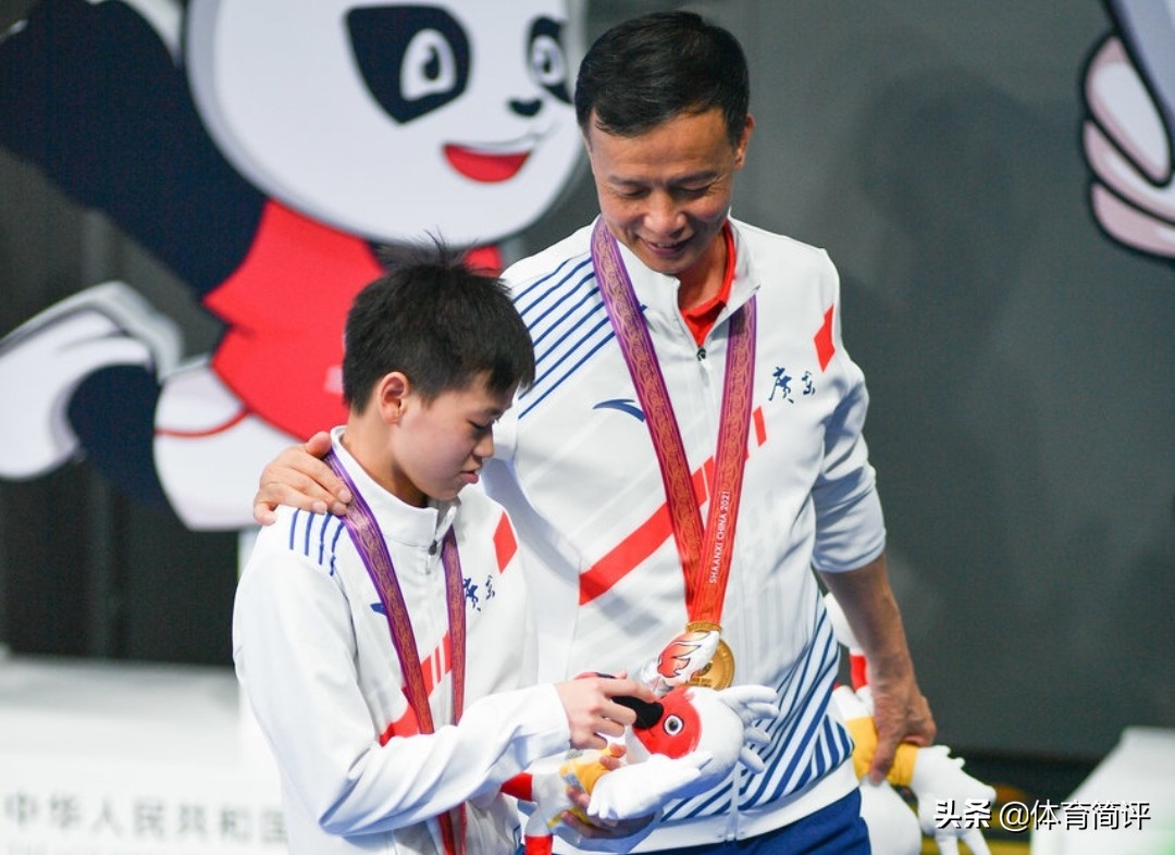 裁判与全红婵合影后，还想要玩具娃娃，全红婵7个字回应彰显风度