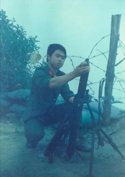 对越反击战，解放军战士单兵照，最后那张，手