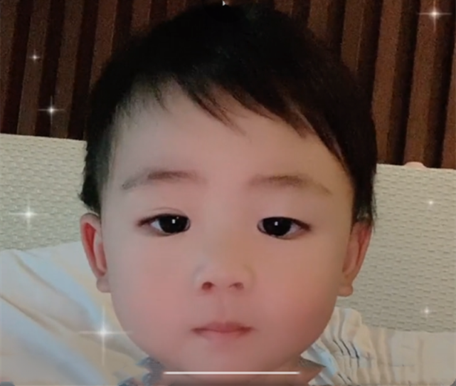 蔡少芬曬母子同框秀幸福，娘娘與兒子實力比萌，魚蛋似縮小版張晉