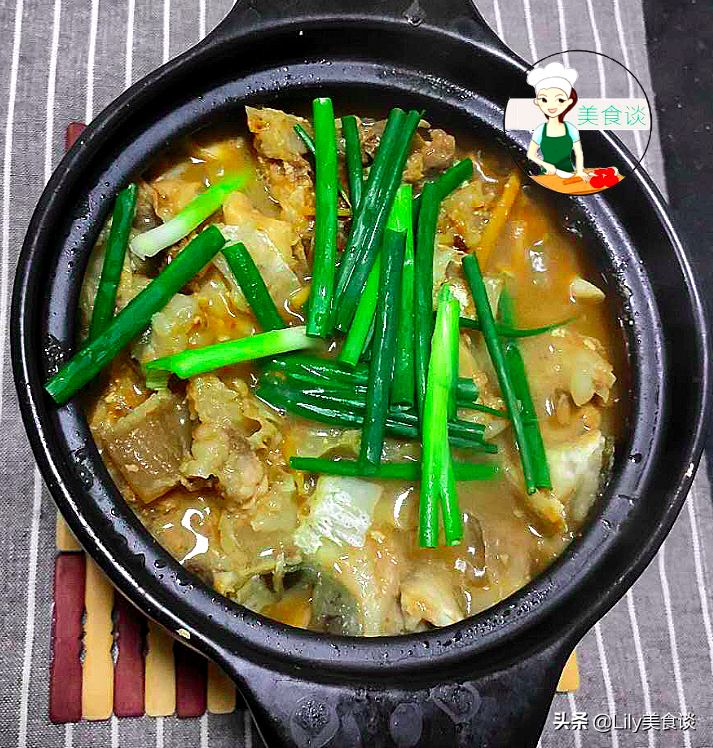 魚頭豆腐煲此做法，不加一滴水，燜一燜就好，鮮香營養，家人愛吃