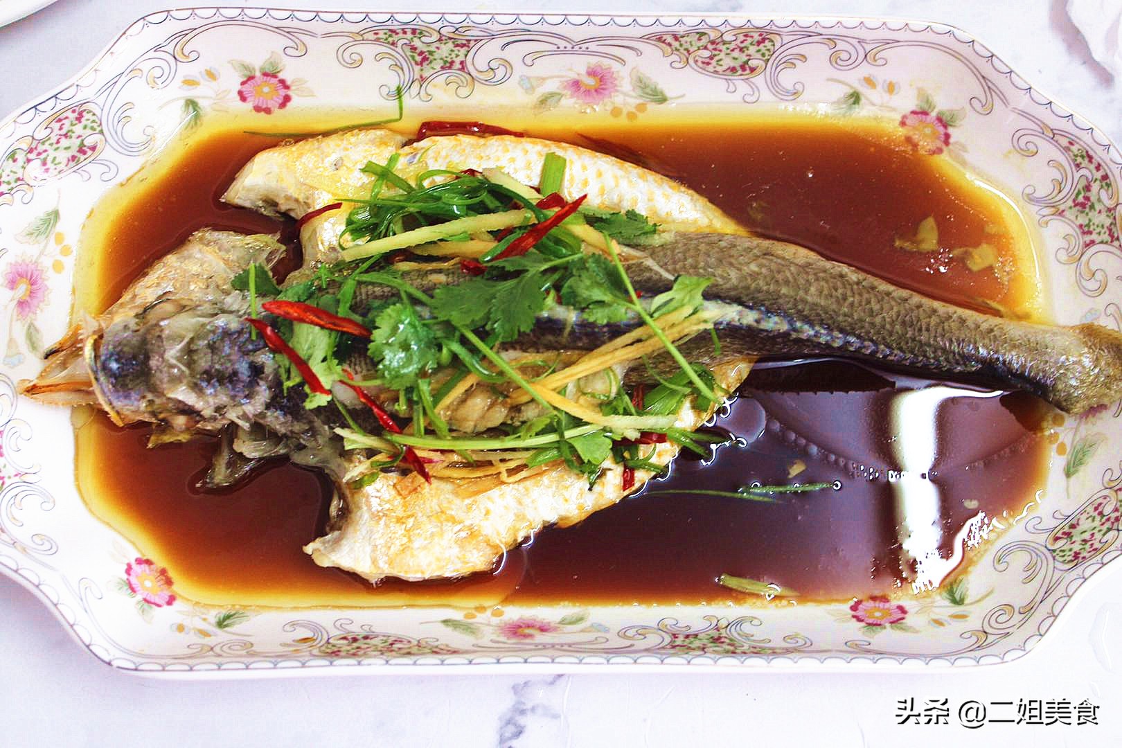 做清蒸魚時，牢記別放鹽和料酒，教您3個技巧，魚肉不腥也不柴