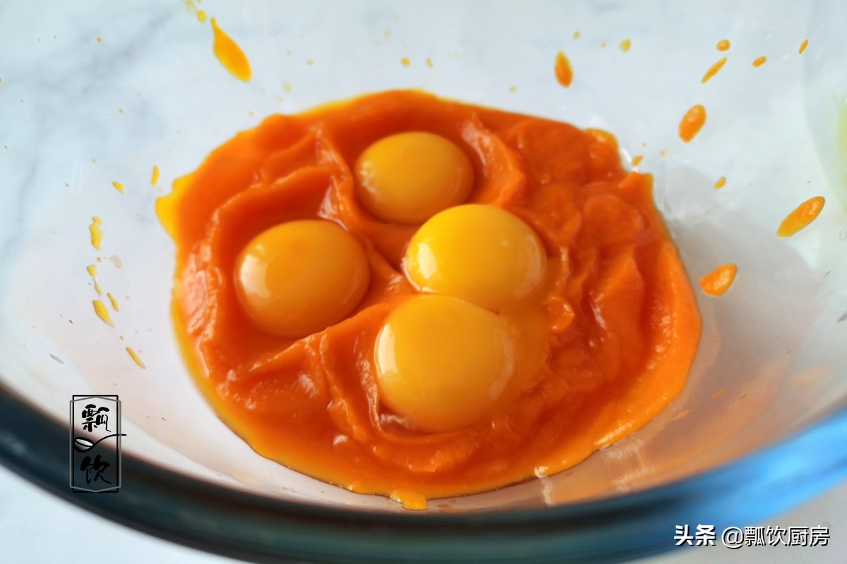 九月南瓜香，做成可口小蛋糕，营养又美味，孩子用手拿着吃超棒