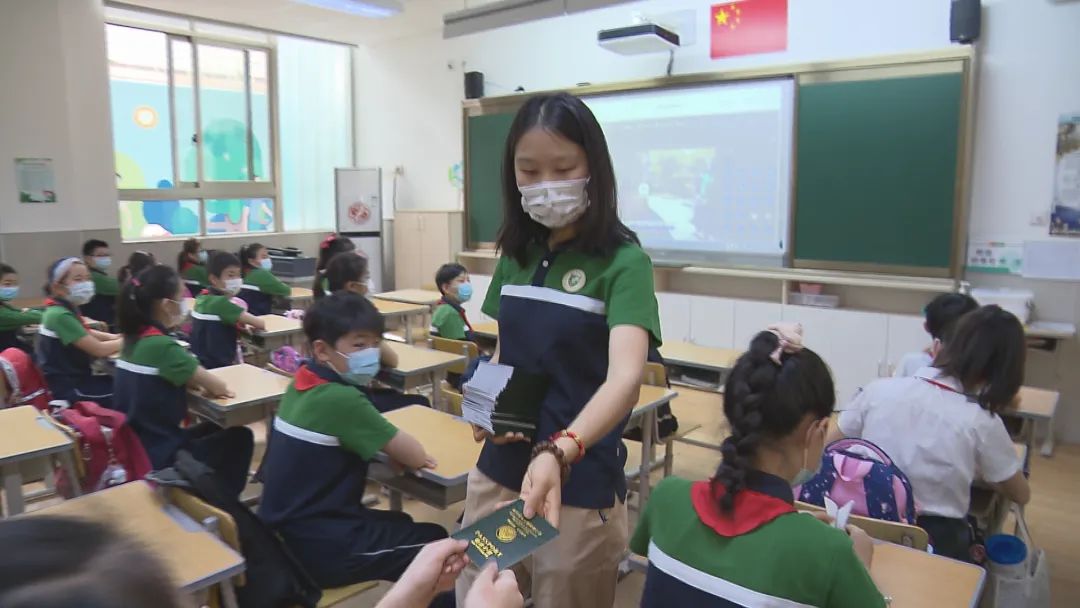 上海市闵行区小学部分复课：仍要求戴口罩上课