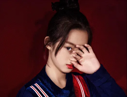 又一位童星被“催熟”？还没小学毕业就签约，