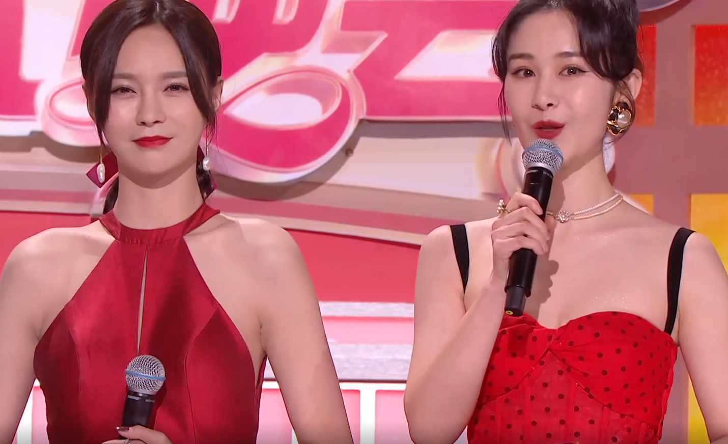 湖南春晚主持百态：吴昕浮夸，沈梦辰造型抢镜