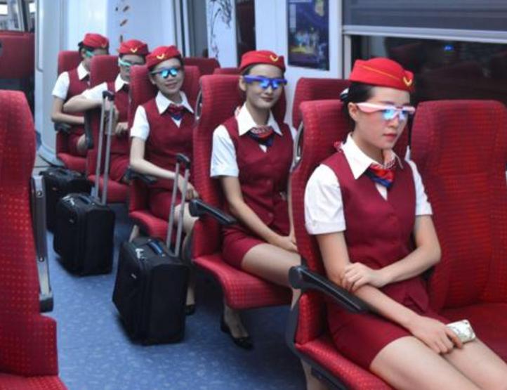 Why do flight attendants basically wear skirts instead of trousers? Kong Shao inadvertently