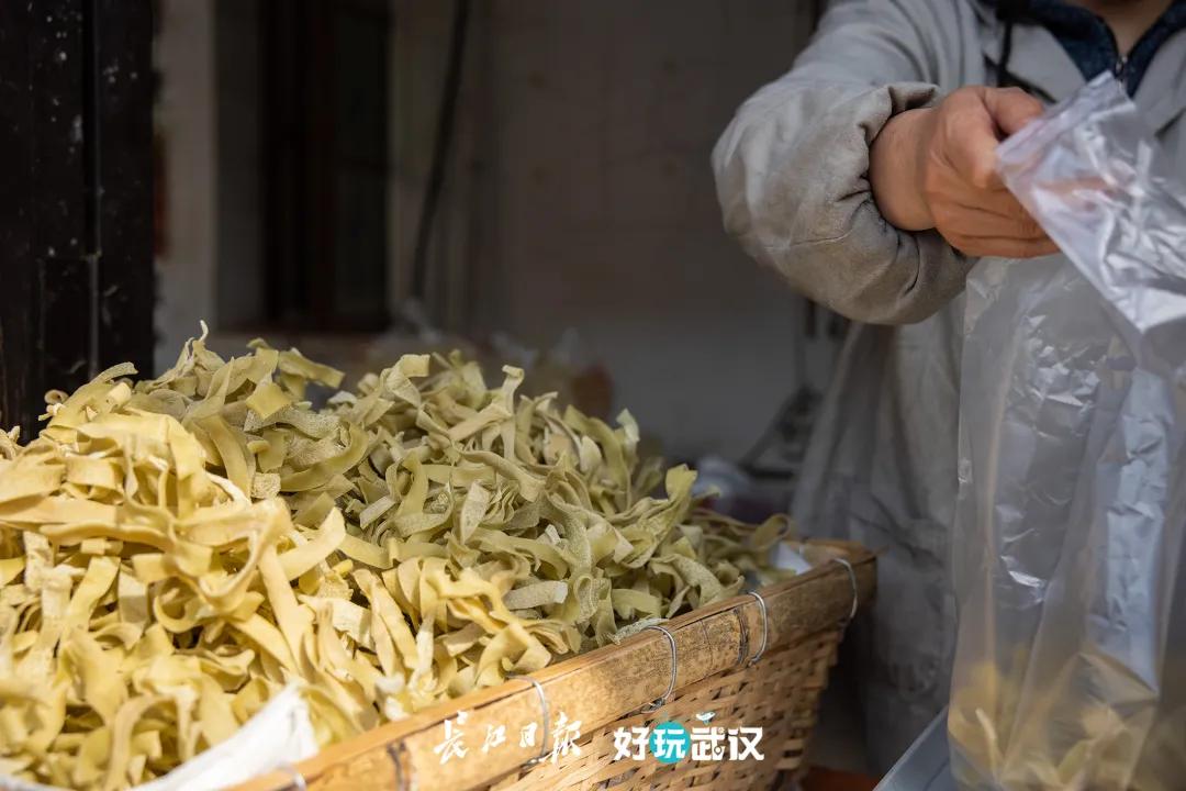 把腊肠和腊鱼串一串，串一个同心圆来过年