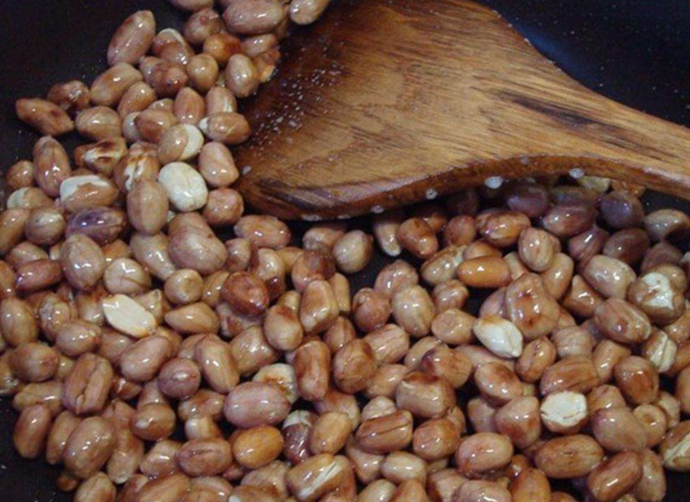 It is a taboo to stir peanuts directly in the pot!  Add 2 more steps, the peanuts are crispy and delicious, but they won’t return to moisture