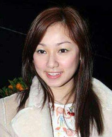 洪金宝36岁女儿至今未嫁，看到本人照片后，网友