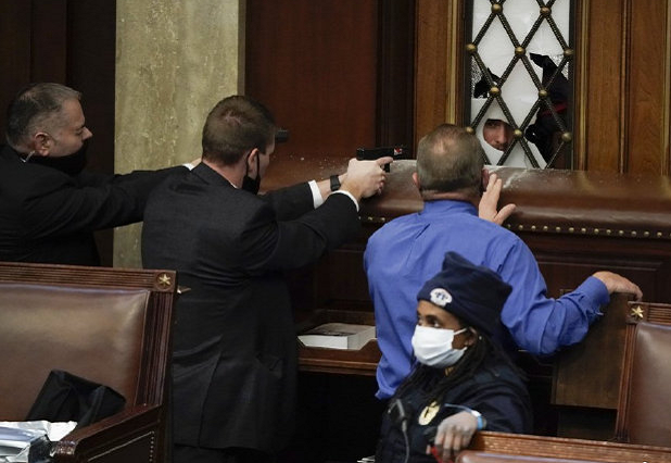 身在美國冒死發聲的記者，這個�神�一樣的中國人火了