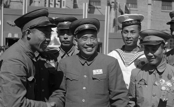 为掩护丈夫朱德突围，怀孕的伍若兰负伤被俘，酷刑后头颅被挂城门