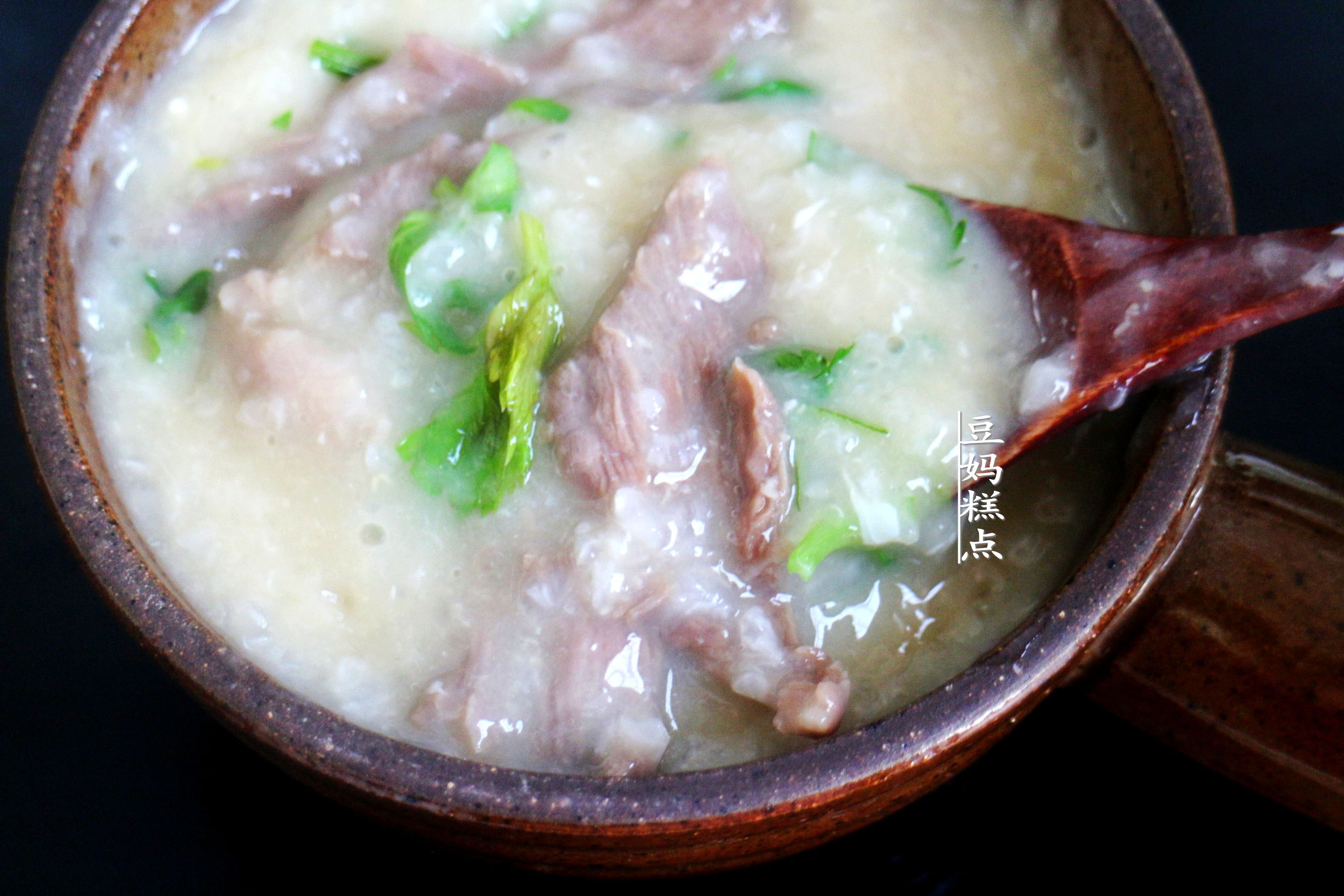 經典廣式牛肉粥的做法，只需10分鐘，肉嫩粥滑