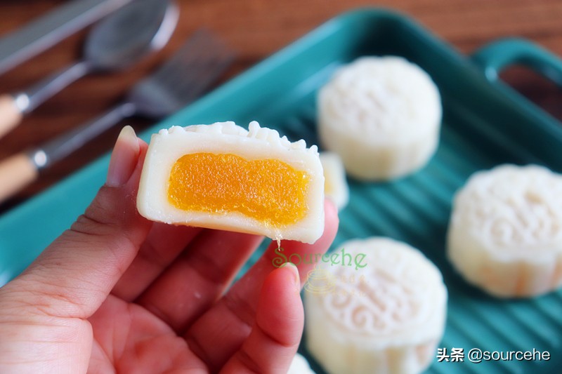 中秋月饼，不用烤箱就能做，冰爽软糯，甜而不腻，淡淡的凤梨清香