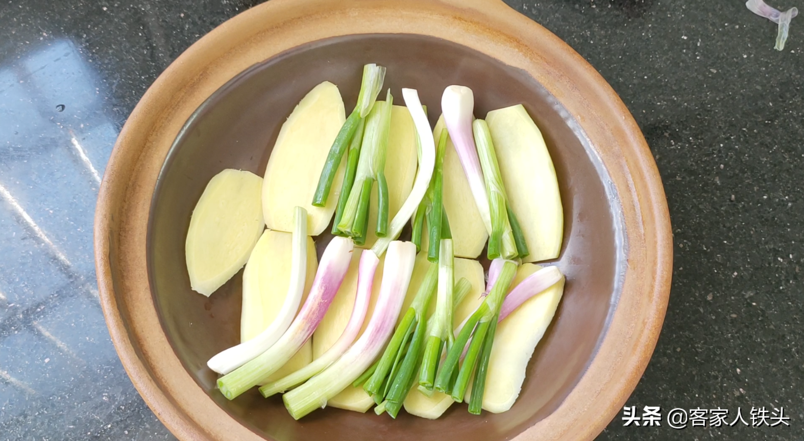 广东人焗鱼真有一套，一锅做2味，6分钟出锅，漂亮好吃待客有面子