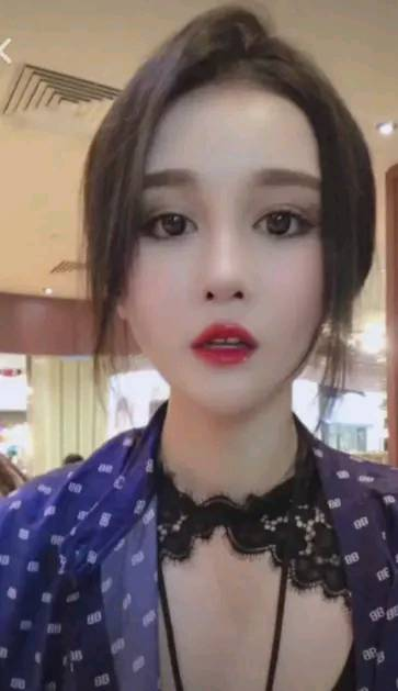 网友街头偶遇赵本山女儿，半只腿穿1\u002F4裤子，
