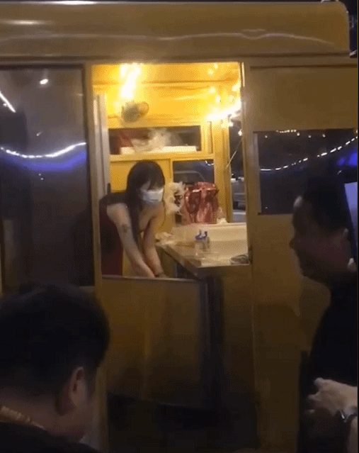 桂林賣涼粉老闆娘因衣著清涼爆紅！後續：已被城管取締