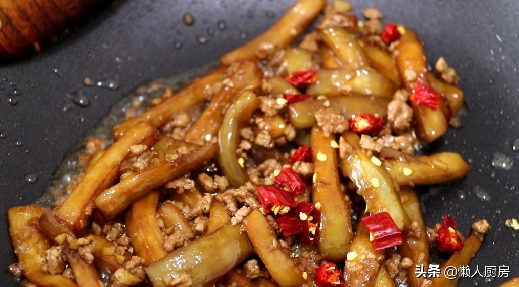 1根茄子，一块猪肉，这是茄子肉末焖面的做法，真好吃