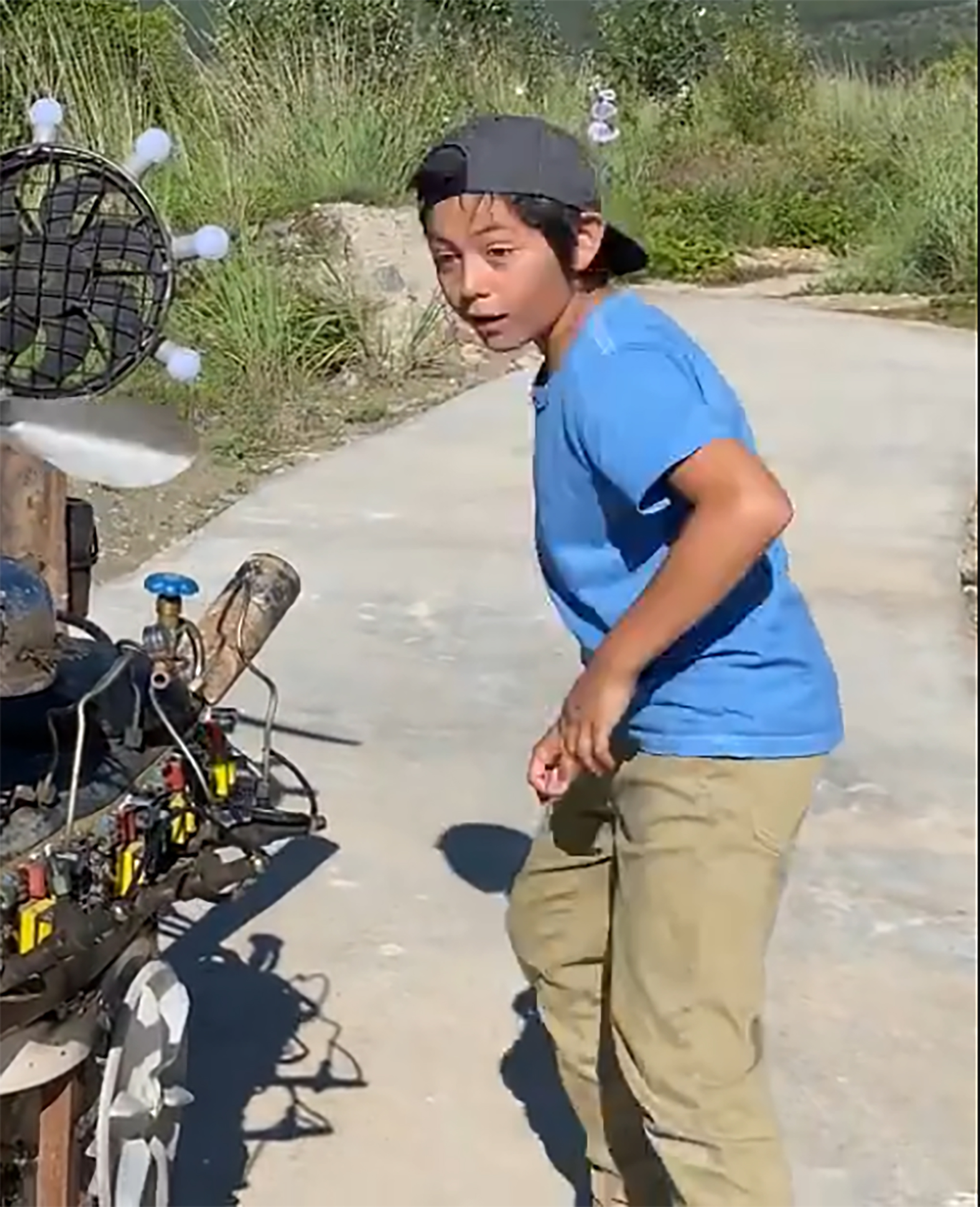 刘烨一双儿女出游，诺一开车载妹妹超拉风，10岁诺一晒黑太像爸爸