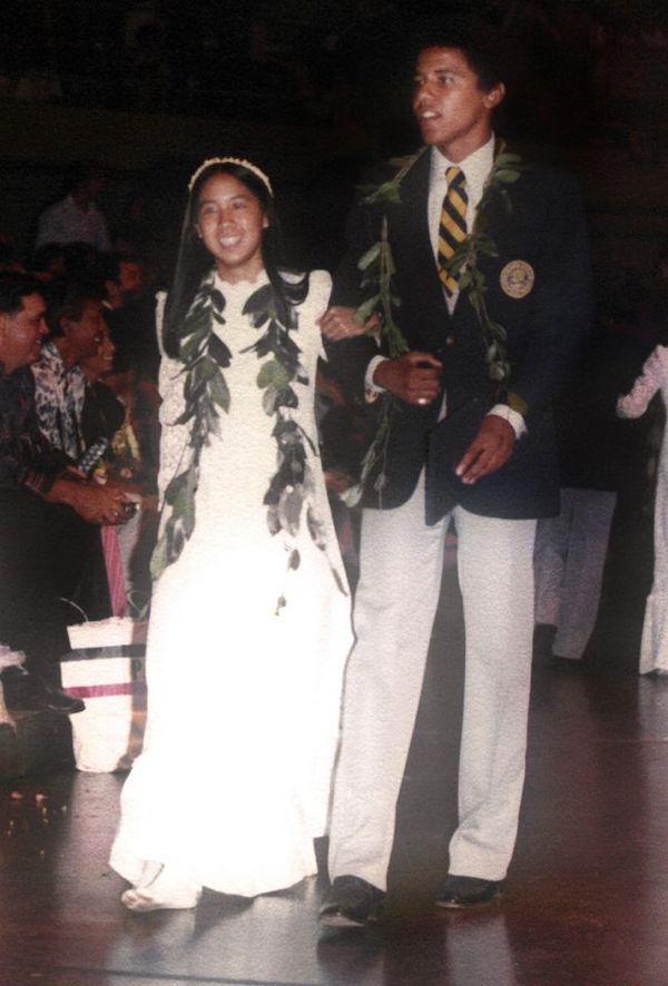 奥巴马59岁了，来看他这些年的生活：妻子相濡以沫，女儿聪明可爱