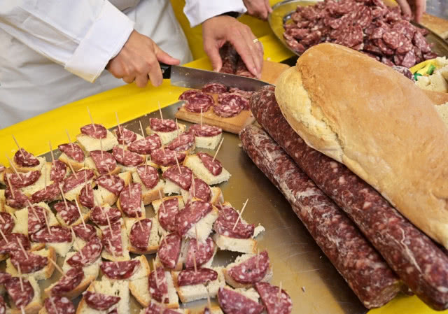 意大利野猪泛滥、数量已有200万，农民现场烹饪猪肉给路人分发