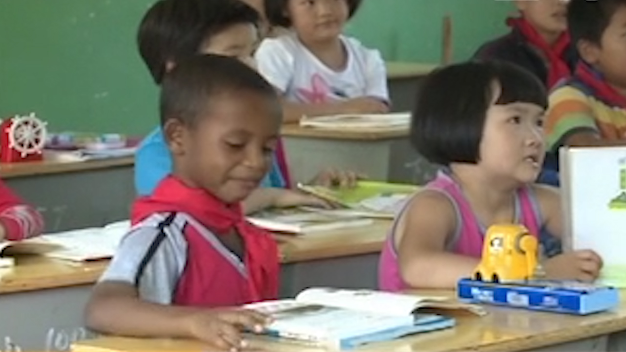 一个非洲黑人小孩，出现在中国一处偏远山村里，好心奶奶收养了他