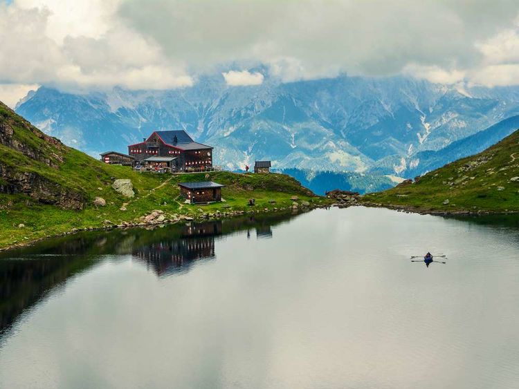 Traveling to see the world: Inventory of the most beautiful mountain lakes in the Alps, which one do you like best?