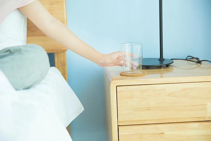 睡前不喝水，血栓找上門？ 每天的最後一杯水，應該這麼喝才最健康