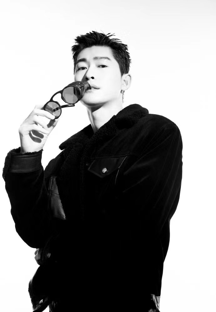 张翰彻底逆袭！从火光中走来拍大片，终于不被骂可以放心秀恩爱