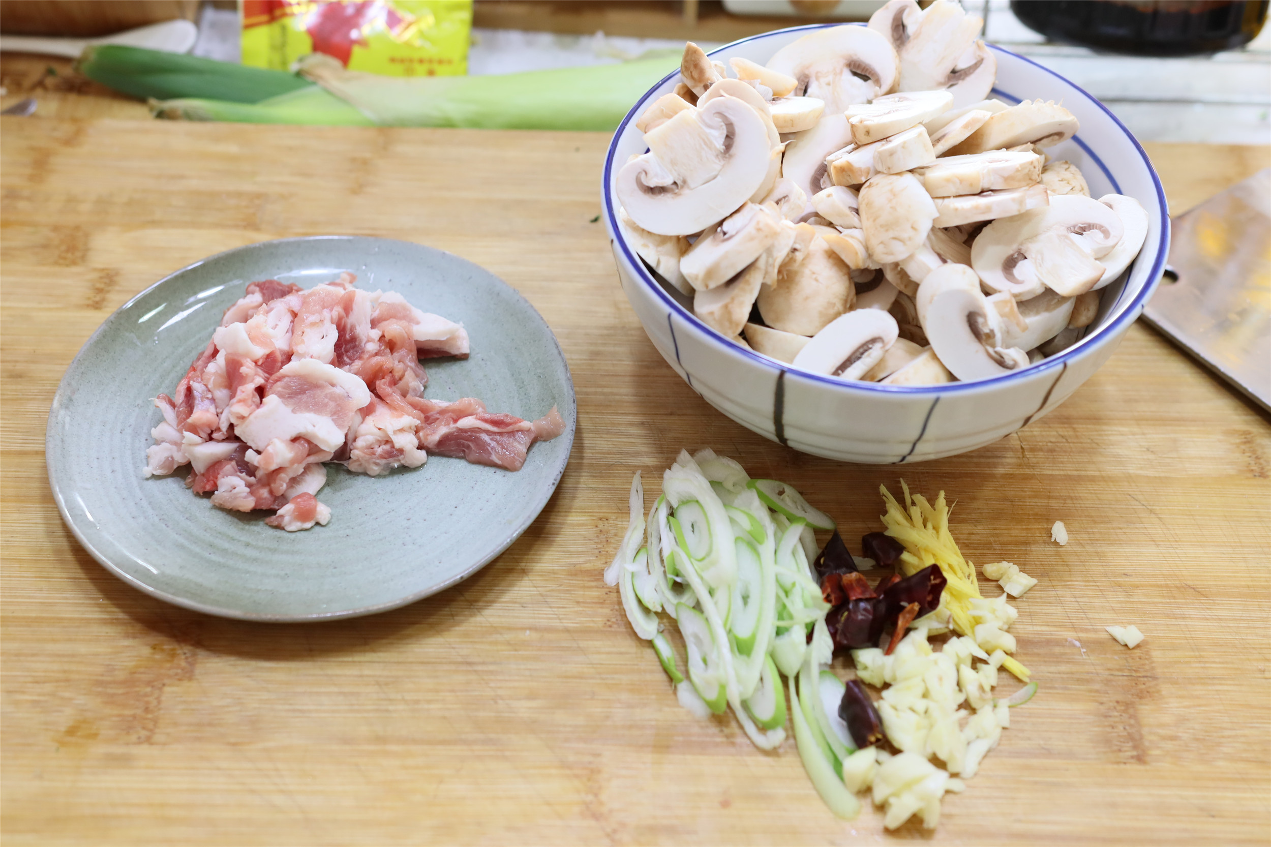 口蘑炒五花肉，想不到這麼一做，鮮味如此濃郁，吃過1次忘不掉