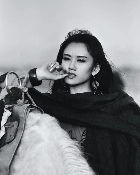 杨丽萍摘下帽子有多美？年轻时又飒又欲，冯小刚感叹她不是人是仙