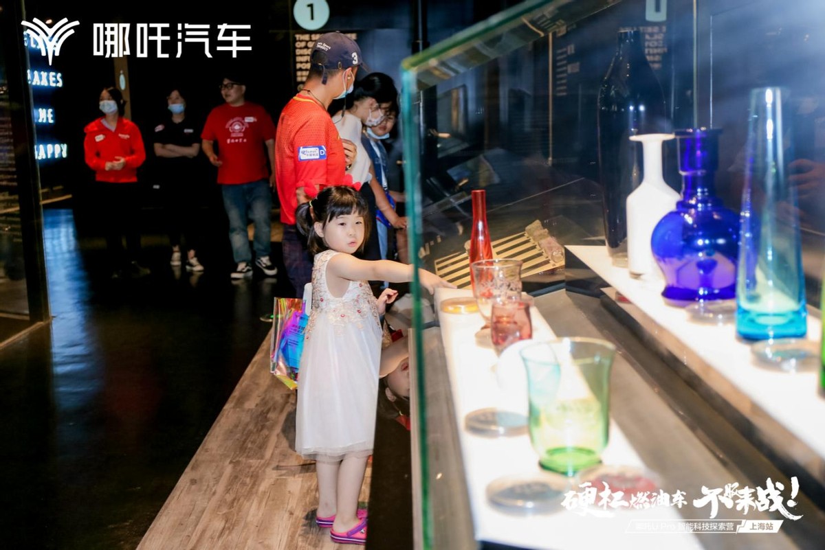 对话玻璃工艺，探索智能科技，哪吒U Pro上海区域正式上市