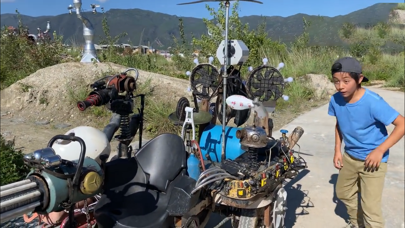 刘烨一双儿女出游，诺一开车载妹妹超拉风，10岁诺一晒黑太像爸爸