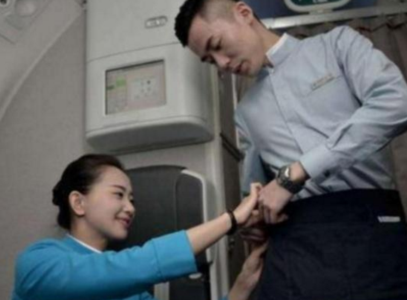 飛機開始航行，空姐為何要偷偷拉上布簾？小姐姐透露其中“貓膩”