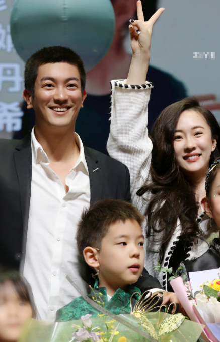 霍思燕兒子音樂劇表演高清照曝光，嗯哼自己寫歌還領舞，星範十足