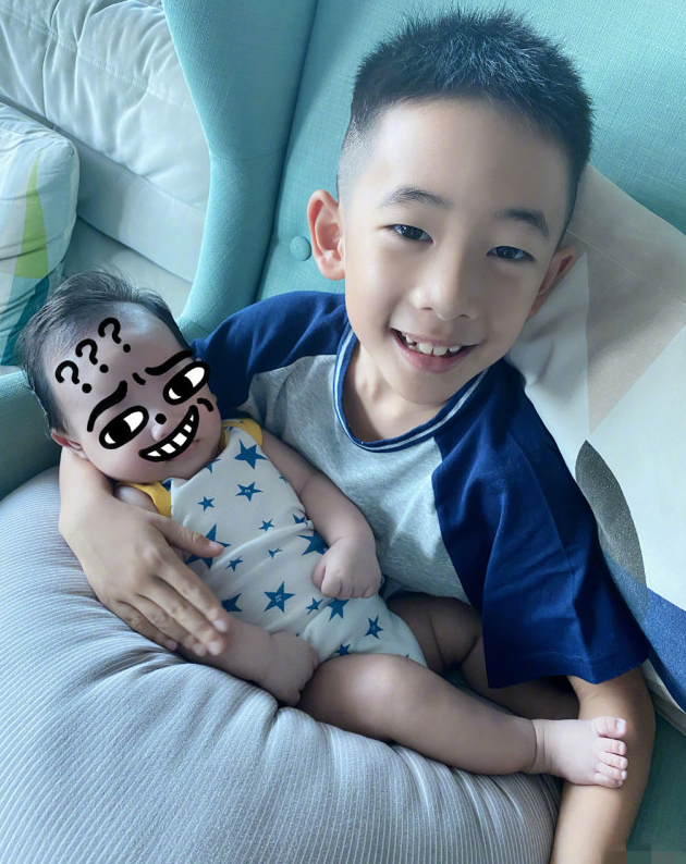 陳小春曬全家福賀新年，二胎兒子正臉首曝光，和哥哥長得超像