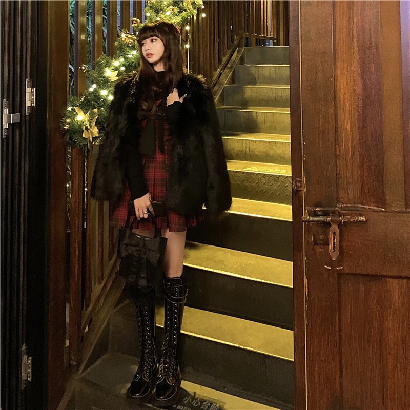 金晨桃粉连衣裙不见素日扁平感，气质冷艳，这