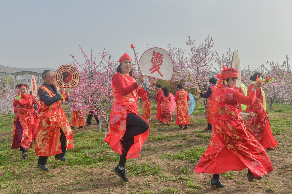 翠湖：桃花灼灼春色美，扇鼓咚咚夕阳红