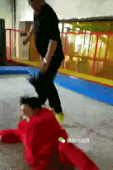 搞笑gif神评：非但不同情，甚至还觉得干得漂亮