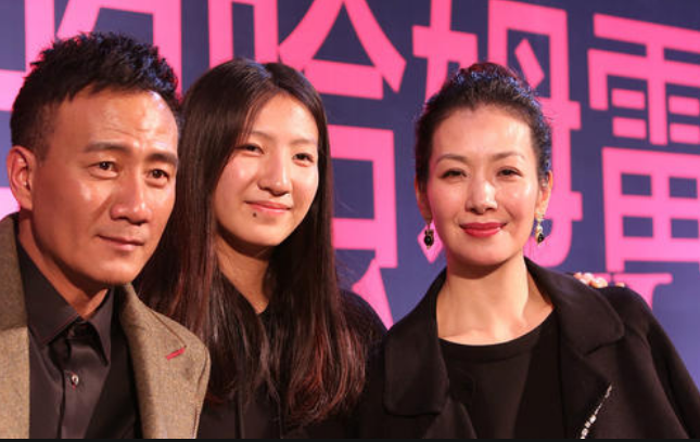 胡軍妻子曬照為兒子慶生，12歲康康身高已超媽媽，帥氣小伙來襲