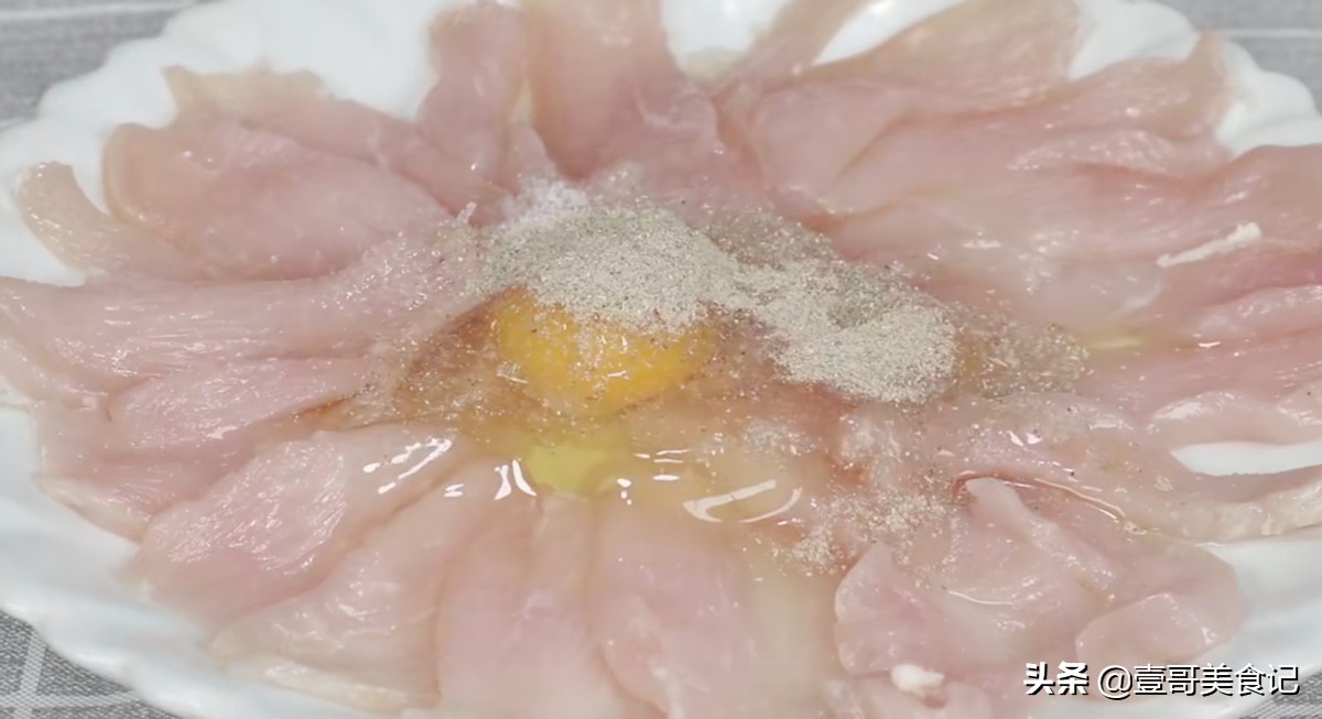 鸡胸肉好吃有诀窍，切记直接炒，加1个鸡蛋，不腥不柴营养又下饭