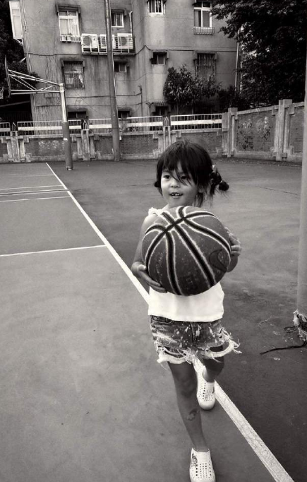 贾静雯夫妇带女儿户外活动，波妞与咘咘比赛骑车，不甘落后超飒