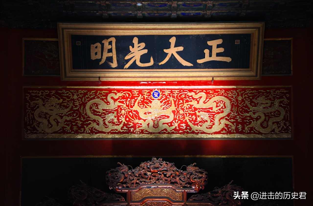 The most famous plaques in traditional buildings are full of cultural