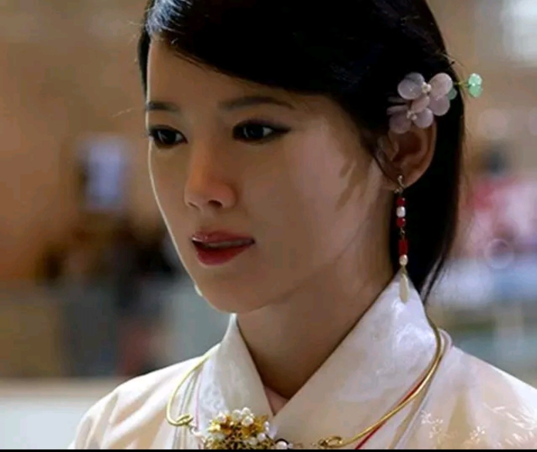中国的美女机器人诞生，一身汉服温婉动人，网