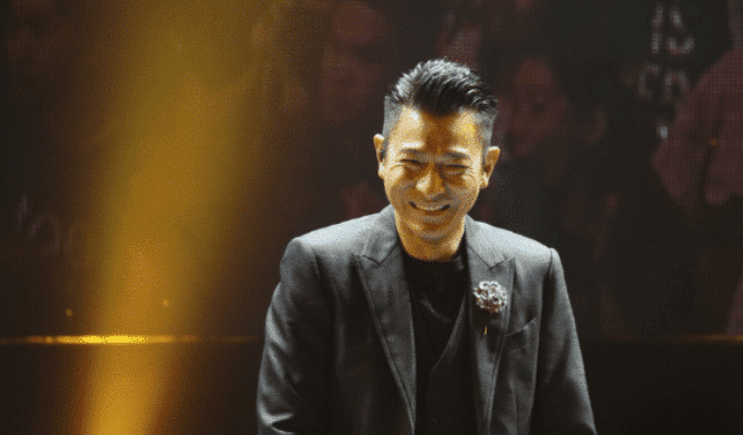 一辈子唱红了一首歌，却点评刘德华唱功不行，